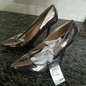 NWT Pewter Metallic Pointed Stilleto Heel